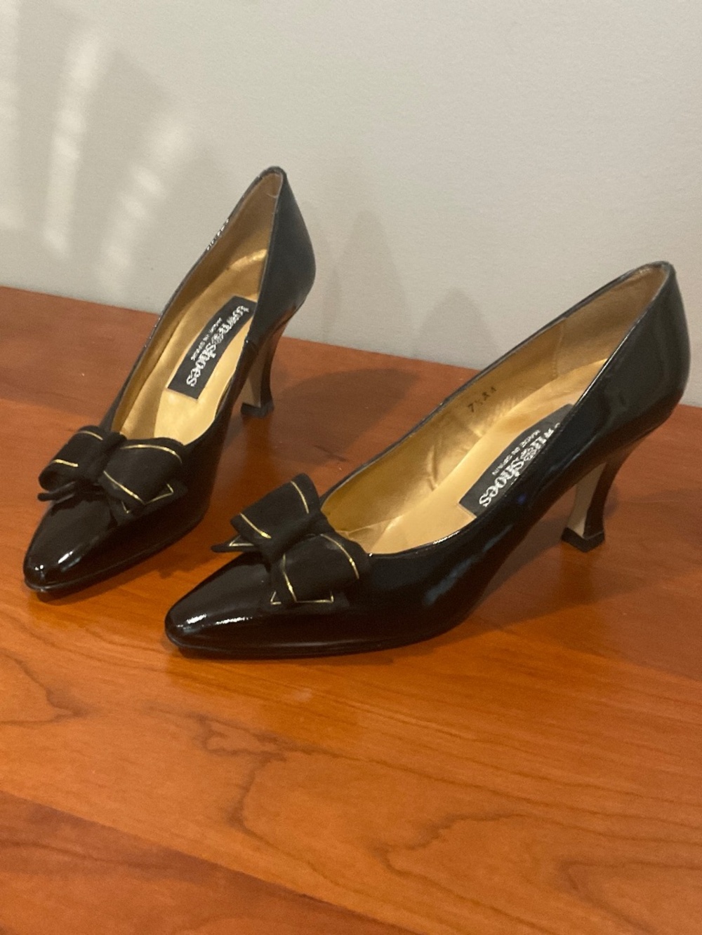 Town Shoes Bow Accent Pumps